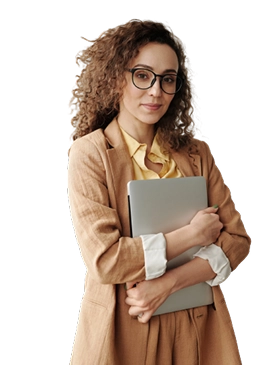 Kobieta z kręconymi włosami w okularach, w beżowej marynarce, trzyma laptopa w rękach i wygląda na pewną siebie i skupioną.